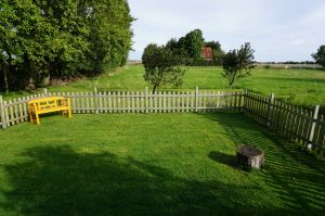 abends kann man die Hundewiese auch beleuchtet... - Bild 26: Huus-Thimo an der Nordseeküste - Hunde willkommen - rauchen erlaubt - WLAN