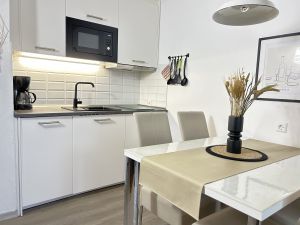 schicke Küche
Spülmaschine, Gefrierfach u. Mikrowelle inklusive! - Bild 5: Norddeich EG-Ferienwohnung bis 3 Personen und Hund WLAN strandnah