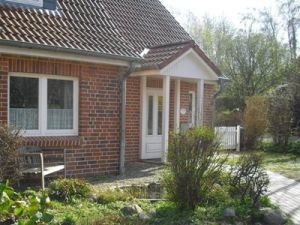 Vorderseite unserer Doppelhaushälfte. Rechts der zum Haus gehörige Parkplatz und das Tor zum Garten. - Bild 19: Ferienhaus BUTEN gemütliche Doppelhaushälfte mit Terrasse und Garten
