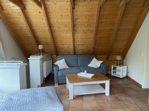 Schlafcouch und Sitzgelegenheit - Bild 14: Ferienhaus BUTEN gemütliche Doppelhaushälfte mit Terrasse und Garten