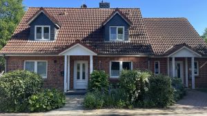 Dieses Bild zeigt beide Doppelhaushälften. Links Ferienhaus BiINGE und rechts Ferienhaus BUTEN. - Bild 1: Ferienhaus BUTEN gemütliche Doppelhaushälfte mit Terrasse und Garten