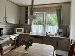 Küchenzeile im EG mit Gefrierschrank, Kühlschrank, Mikrowelle, Ceranfeld, Backofen, Toaster, Wasserkocher.
Waschmaschine im separaten Hauswirtschaftsraum (ohne Foto). - Bild 10: Ferienhaus BUTEN gemütliche Doppelhaushälfte mit Terrasse und Garten