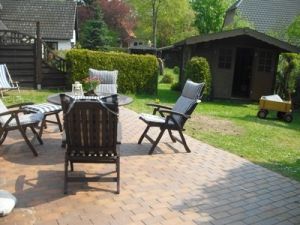 Terrasse mit Sitzgruppe und kleiner eingewachsener Garten. - Bild 4: Ferienhaus BUTEN gemütliche Doppelhaushälfte mit Terrasse und Garten