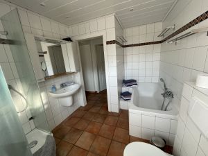 Badezimmer mit Dusche, WC, Badewanne - Bild 11: Ferienhaus BUTEN gemütliche Doppelhaushälfte mit Terrasse und Garten