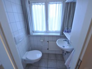 separates WC angrenzend an das zweite Schlafzimmer. - Bild 18: Ferienhaus BUTEN gemütliche Doppelhaushälfte mit Terrasse und Garten
