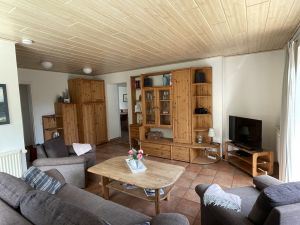 Wohnstube im Erdgeschoss mit TV, DVD Player. - Bild 6: Ferienhaus BUTEN gemütliche Doppelhaushälfte mit Terrasse und Garten