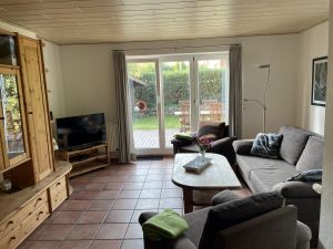 Sitzgarnitur mit bequemer Schlafcouch. Zugang zu Garten und Terrasse. - Bild 7: Ferienhaus BUTEN gemütliche Doppelhaushälfte mit Terrasse und Garten