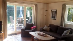 Wohnzimmer mit Couch und 2 Sesseln.
Blick in Richtung Terrassentür - Bild 5: Ferienhaus BUTEN gemütliche Doppelhaushälfte mit Terrasse und Garten