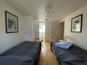 rechts die Tür zum Dachstudio, geradeaus das separate WC. - Bild 17: Ferienhaus BUTEN gemütliche Doppelhaushälfte mit Terrasse und Garten