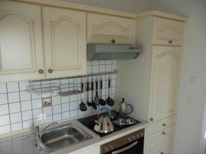 Küche auch mit Dunstabzug und Kühlschrank - Bild 5: Appartement Strandpromenade - direkt am Strand