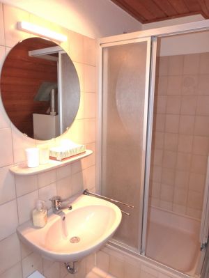 Kompfortables Duschbad incl. Trockner - Bild 4: Heini's Huus 1 - Ferien mit Hund(en) an der Nordsee, WLAN vorhanden
