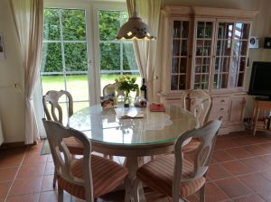 Freundlicher und heller Essbereich - Bild 2: Heini's Huus 1 - Ferien mit Hund(en) an der Nordsee, WLAN vorhanden