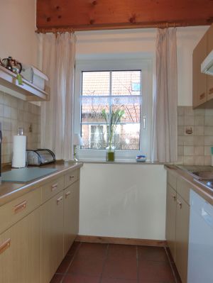 Voll ausgestatte Küche mit Geschirrspüler - Bild 3: Heini's Huus 1 - Ferien mit Hund(en) an der Nordsee, WLAN vorhanden