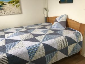 Doppelbett, 140x200cm, mit Kleiderschrank und Sekretär - Bild 11: Charmantes Ferienhaus "Beveland Cottage", privater Garten, am Veerse Meer