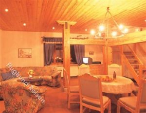 großzügiges Wohnzimmer mit Esstisch. viel Holz schafft Gemütlichkeit - Bild 13: Mühle in Alleinlage mit eingez. Garten auf Rügen für Urlaub mit dem Hund