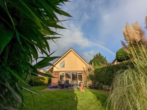für Angler, Bootsbesitzer, Hundebesitzer, Familien, Päärchen, uvm geeignetes Ferienhaus in einem Ferienpark in Medemblik am Ijsselmeer - Bild 9: Haus Birgit mit eingezäunten Garten am Ijsselmeer für Urlaub mit dem Hund