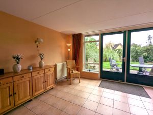 helles gemütliches Wohnzimmer mit Ausgang in den Garten - Bild 15: Haus Birgit mit eingezäunten Garten am Ijsselmeer für Urlaub mit dem Hund