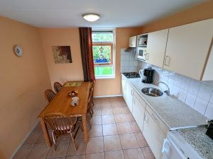 komplett eingerichtete Küchenzeile - Bild 12: Haus Birgit mit eingezäunten Garten am Ijsselmeer für Urlaub mit dem Hund