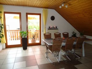 offenes Esszimmer mit Balkon - Bild 2: Ferienwohnung Haus Baier**** mit Balkon, in 20 Minuten am Bodensee