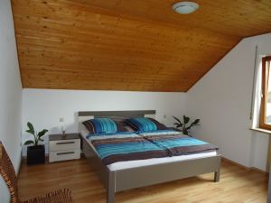 Zwei dieser Schlafzimmer mit großem Schiebetürenschrank sind identisch! - Bild 4: Ferienwohnung Haus Baier**** mit Balkon, in 20 Minuten am Bodensee