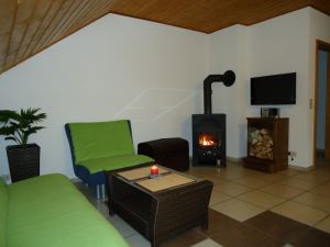 offenes Wohnzimmer mit Kaminofen - Bild 3: Ferienwohnung Haus Baier**** mit Balkon, in 20 Minuten am Bodensee