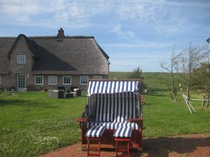Bild 3: Ferienhaus mit Wohnung im Dachgeschoss - Reet-Dach-Haus f. 4 Personen