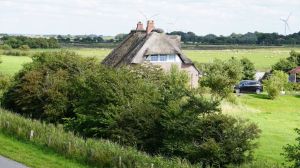 Man kann die Göße des Grundstücks erahnen - Bild 8: Ferienhaus mit Wohnung im Dachgeschoss - Reet-Dach-Haus f. 4 Personen