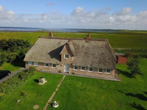 direkt am Deich mit eigenem Zugang über eine kleine Brücke hinter dem Haus - Bild 1: Ferienhaus m.kleiner Wohnung im Dachgeschoss, am Deich für 2 Personen