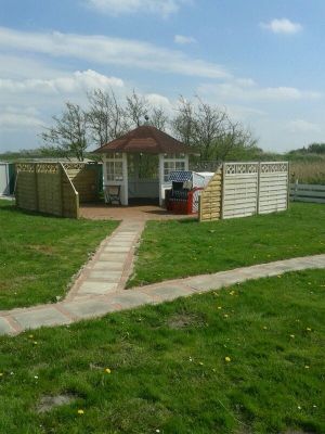 dort steht ein Grill - Bild 6: Ferienhaus m.kleiner Wohnung im Dachgeschoss, am Deich für 2 Personen