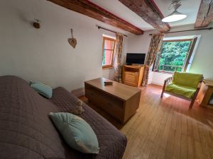 gemütliches Wohnzimmer mit Sitzcouch, Stühlen - Bild 10: Haus Paulette am Ortsrand + eingez.Garten im Elsaß für Urlaub mit dem Hund