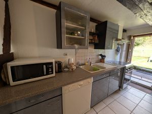 Küche mit Herd, Spülmaschine, Ausgang in den Garten - Bild 8: Haus Paulette am Ortsrand + eingez.Garten im Elsaß für Urlaub mit dem Hund