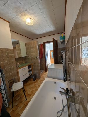 Badezimmer mit Dusch/Wanne, Dusche, WC, Waschbecken - Bild 7: Haus Paulette am Ortsrand + eingez.Garten im Elsaß für Urlaub mit dem Hund