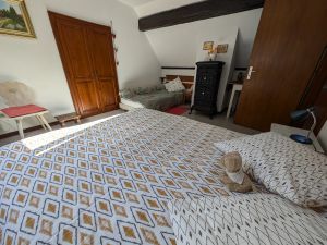 Schlafzimmer mit Doppelbett und Kinderbett - Bild 11: Haus Paulette am Ortsrand + eingez.Garten im Elsaß für Urlaub mit dem Hund