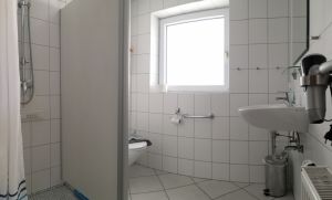 Das Duschbad hat eine ebenerdige Duschwanne die auch mit einem Rollstuhl befahren weerden kann - Bild 11: Ferienhaus Landkirchen Thomsen in ruhiger Lage