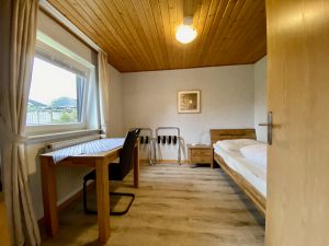 Das Kinderzimmer hat ein Einzelbett und einen Kleiderschrank ausserdem einen Schreibtisch und eigenen Fernseher - Bild 10: Ferienhaus Landkirchen Thomsen in ruhiger Lage