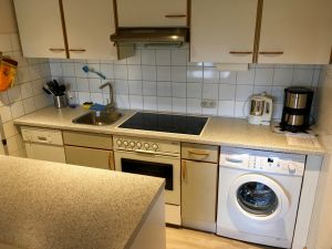in der Küche finden Sie alles was Sie gebrauchen vom Mixer bis zur Kaffeemaschine vom Herd mit Ceranfeld und Backofen bis zur … Microwelle - Bild 12: Ferienhaus Landkirchen Thomsen in ruhiger Lage