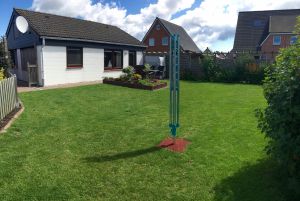 Die Terrasse hat Sitzgelegenheiten für 4 Personen einen Srandkorb und Grill - Bild 1: Ferienhaus Landkirchen Thomsen in ruhiger Lage