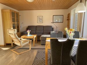 Das Wohnzimmer mit gemütlicher Sitzgruppe und separatem Essplatz - Bild 4: Ferienhaus Landkirchen Thomsen in ruhiger Lage