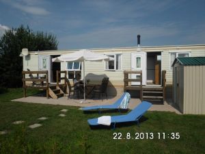 mit Sitzplatz, Sonnenschirm - auch ein Grill steht zur Verfügung - Bild 9: Häuschen "Sunshine Cottage" für max. 3 Pers. - Ostsee mit Hund - strandnah