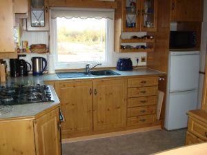 Geräumige Küche mit Kühl-Gefrierkombi, Mikrowelle, Kaffeemaschine, Toaster und Wasserkoche - Bild 4: Häuschen "Sunshine Cottage" für max. 3 Pers. - Ostsee mit Hund - strandnah