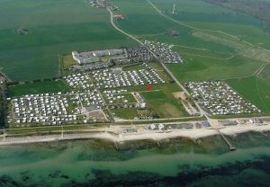 Unser "Sunshine Cottage" ist wirklich nur einen Steinwurf vom Ostseestrand (im Vordergrund) entfernt. - Bild 10: Häuschen "Sunshine Cottage" für max. 3 Pers. - Ostsee mit Hund - strandnah