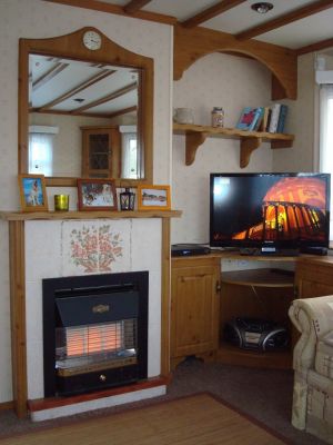 komfortabel eingerichtet mit großem Flatscreen-TV und funktionsfähigem Gas-Kaminofen für kühlere Herbstabende - Bild 2: Häuschen "Sunshine Cottage" für max. 3 Pers. - Ostsee mit Hund - strandnah