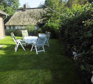 Terrasse, Garten, Liegewiese, Gartenstühle, Grill, - Bild 11: Nordsee-Ferienwohnung Struckum auch mit Hund