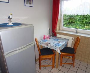 Einbauküche, E-Herd mit Ceran, Backofen, Kaffeepadmaschine 
Kühlschrank,Essgelegenheit, Dunstabzug, Toaster, Kaffeemaschine, 
Wasserkocher, Geschirr, Besteck, Kochtöpfe / Pfannen, gefliester Boden - Bild 7: Nordsee-Ferienwohnung Struckum auch mit Hund