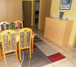 Essbereich Schrankdoppelbett,( 140 X 200) gefliester Boden - Bild 3: Nordsee-Ferienwohnung Struckum auch mit Hund