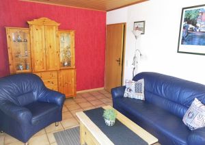Sofa, Sessel,Schaukelstuhl,Sat-Fernseher,Radio mit CD, gefliester Boden, Teppich - Bild 5: Nordsee-Ferienwohnung Struckum auch mit Hund