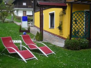 Die hauseigene Liegewiese bietet Ruhe und Entspannung - Bild 4: Ferienwohnung "Renate" im Feriendorf "Am Hohen Bogen" im Luftkurort Arrach