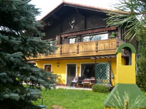 Mitten im Grünen mit eigenem Grillkamin - Bild 1: Ferienwohnung "Renate" im Feriendorf "Am Hohen Bogen" im Luftkurort Arrach