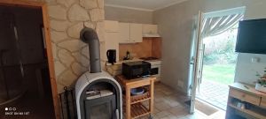 Wohnraum mit Küchenzeile u. Kamin - Bild 5: Ferienhof im Ostseebad Rerik- Ferienhaus (Doppelhaus)