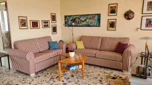 Gemütliche Sitzecke Gemütliche Sitzecke im großen Wohnraum mit Fußbodenheizung.
Flachbildschirmfernseher, Austritt auf den überdachten 9 qm großen Süd/West-Balkon mit Blick über die Dächer hinweg auf das Vogelschutzgebiet des Binnensees und den Hohwachter Buchenwald. - Bild 9: Großzügige Ferienwohnung mit Meerblick und Infrarotsauna in Hohwacht